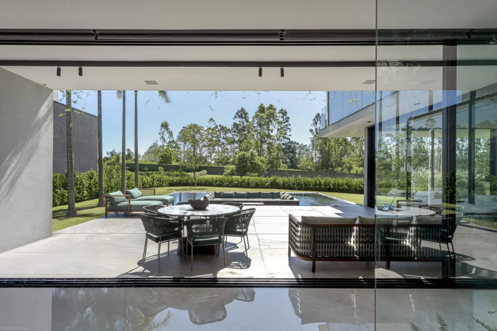 Uma casa contemporânea moldada por grandes vãos em SC