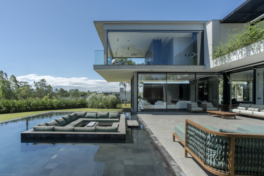 Uma casa contemporânea moldada por grandes vãos em SC