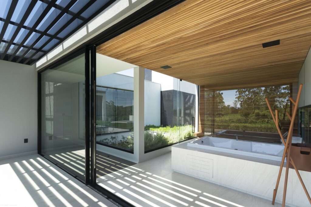 Uma casa contemporânea moldada por grandes vãos em SC