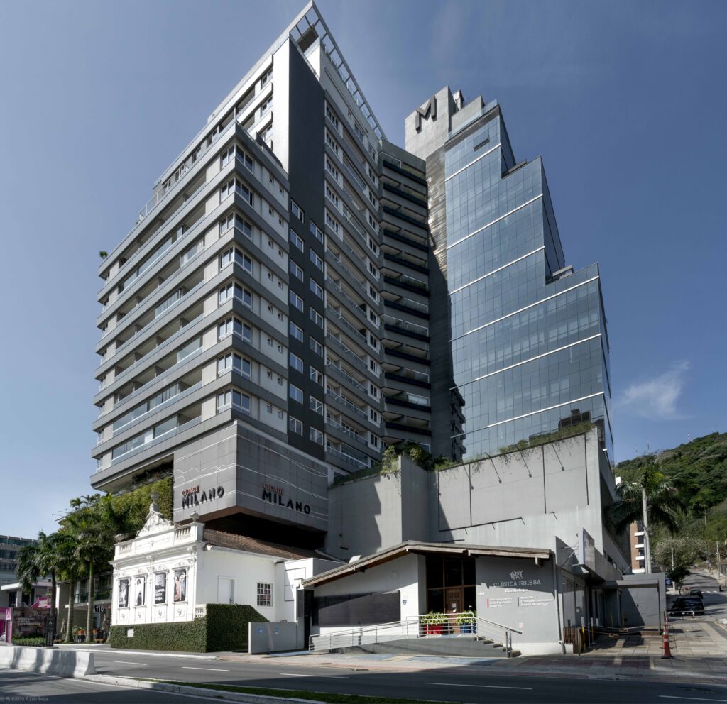 Edificio en Florianópolis con ventanas y puertas Weiku: diseño y aislamiento térmico garantizados