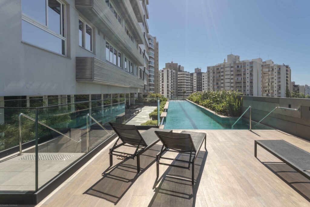 Edificio en Florianópolis con ventanas y puertas Weiku: diseño y aislamiento térmico garantizados