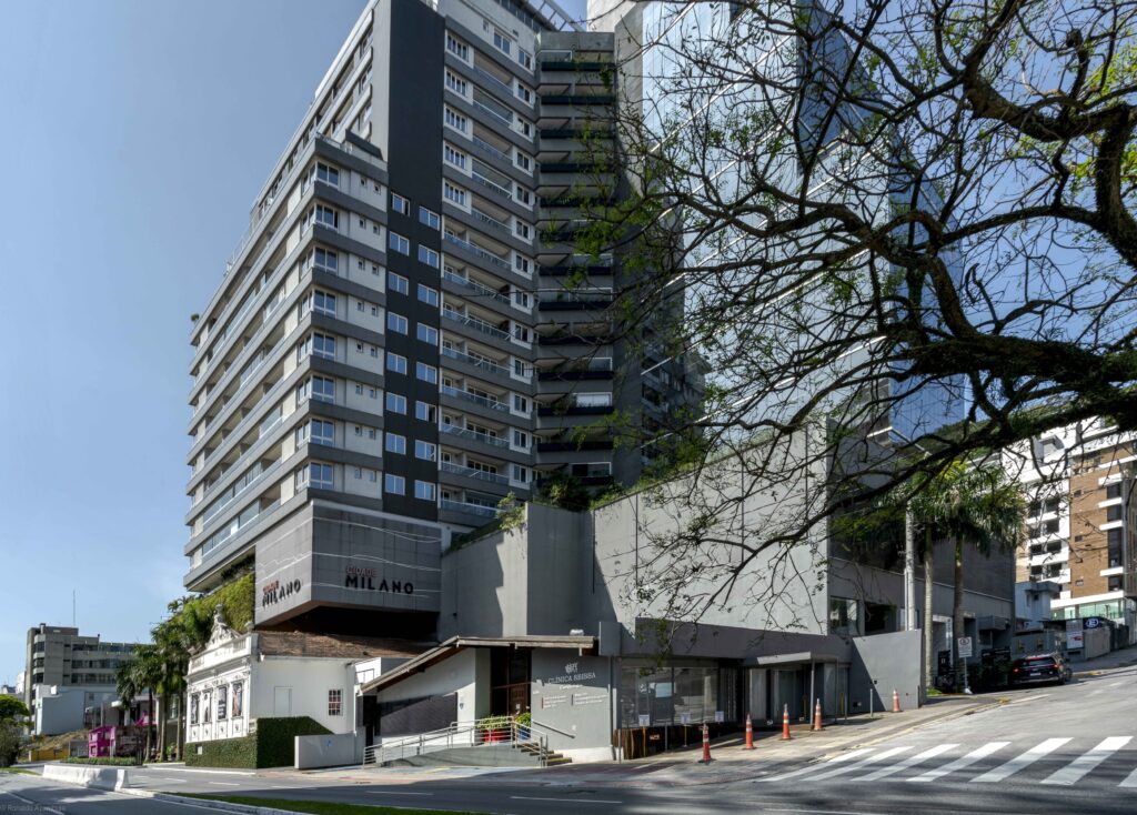 Edificio en Florianópolis con ventanas y puertas Weiku: diseño y aislamiento térmico garantizados