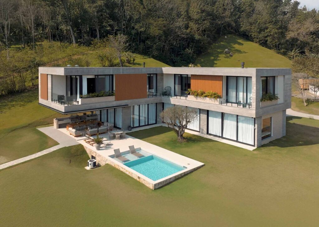 Litoral catarinense ganha casa de luxo com design atemporal e esquadrias Weiku