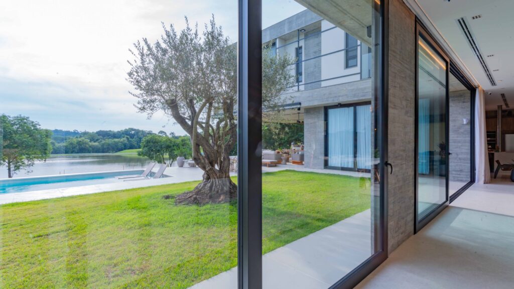 Litoral catarinense ganha casa de luxo com design atemporal e esquadrias Weiku