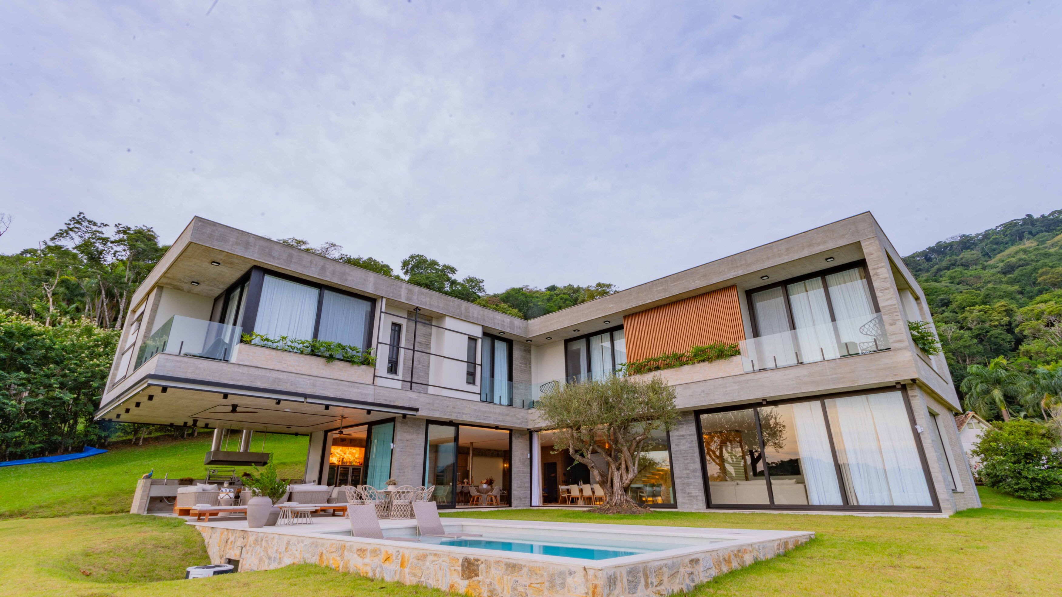 Litoral catarinense ganha casa de luxo com design atemporal e esquadrias Weiku