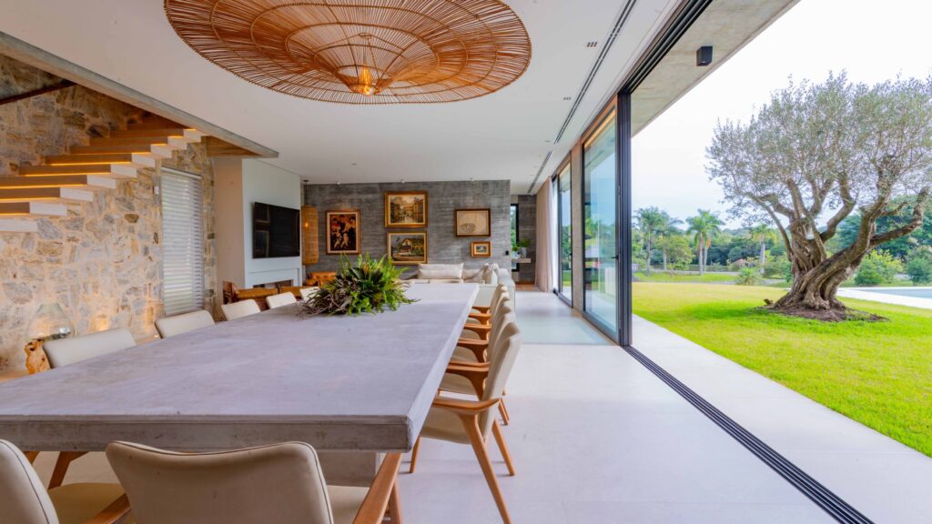 Litoral catarinense ganha casa de luxo com design atemporal e esquadrias Weiku
