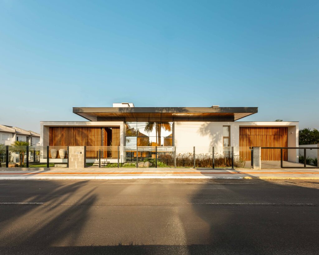 Residência térrea no Sul catarinense com design contemporâneo e soluções Weiku