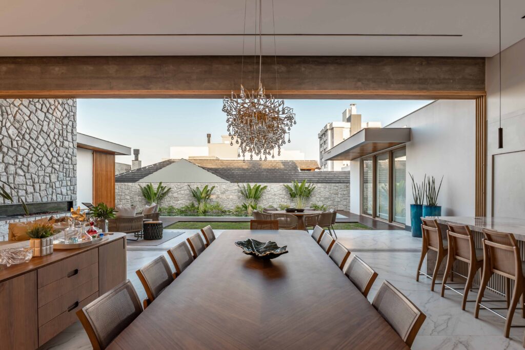 Residência térrea no Sul catarinense com design contemporâneo e soluções Weiku