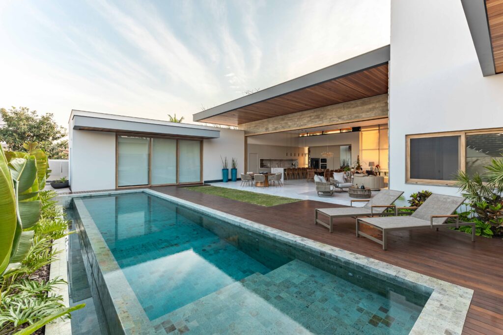 Residência térrea no Sul catarinense com design contemporâneo e soluções Weiku