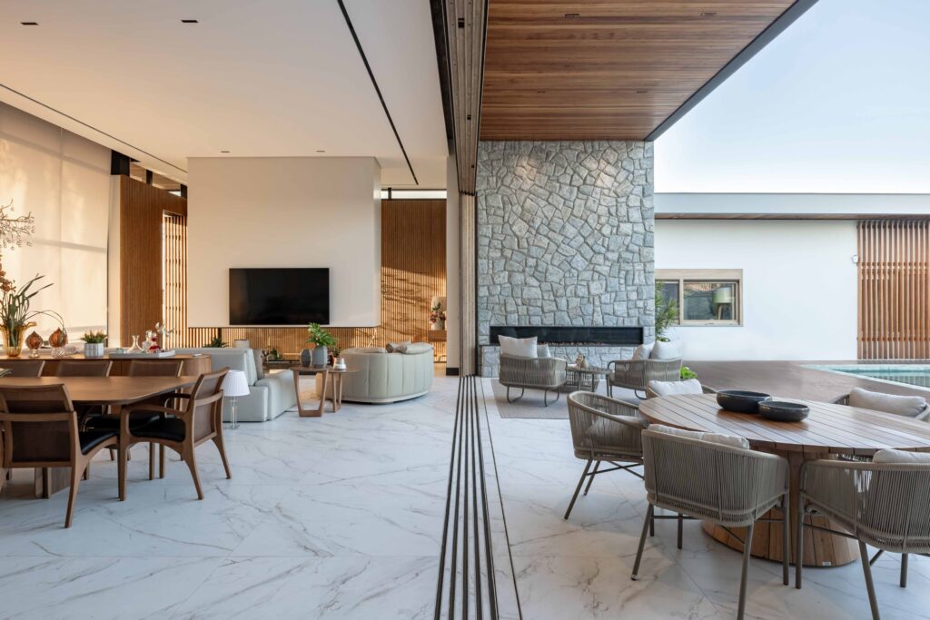 Residência térrea no Sul catarinense com design contemporâneo e soluções Weiku