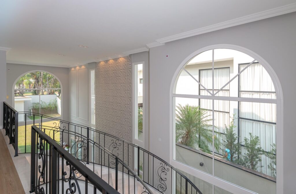 Esquadrias em PVC Weiku valorizam projeto elegante no interior de São Paulo