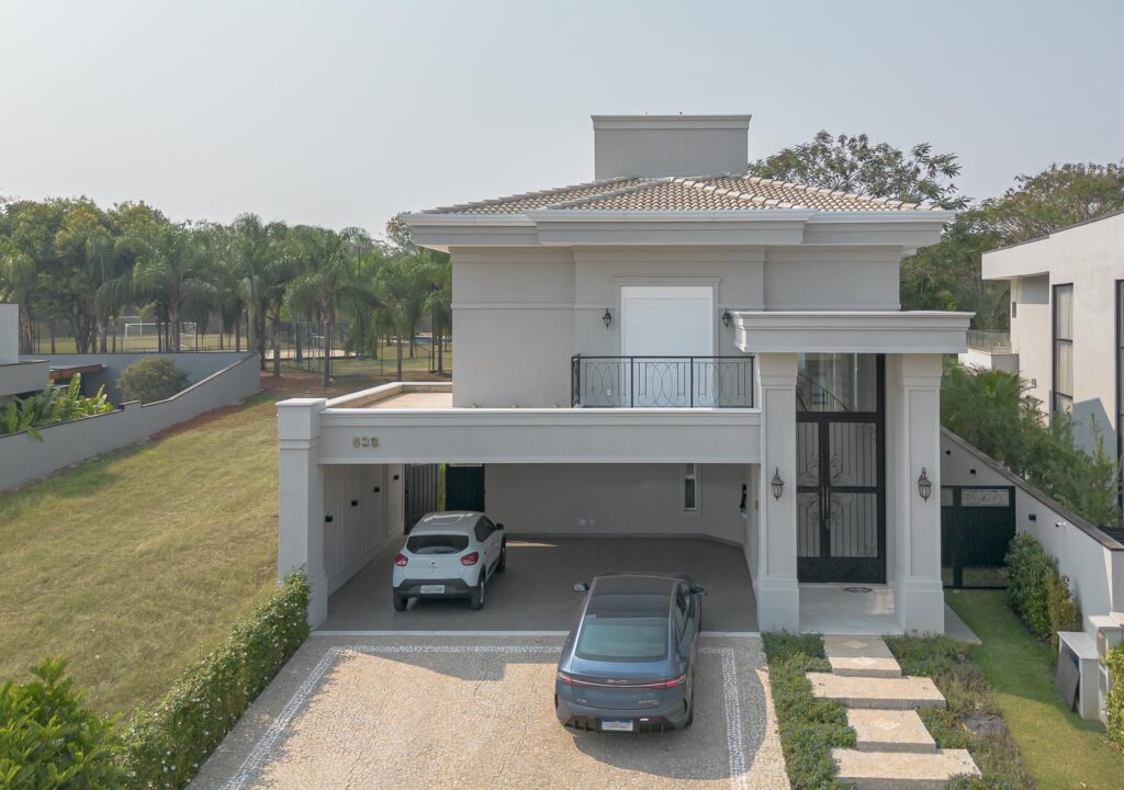 Esquadrias em PVC Weiku valorizam projeto elegante no interior de São Paulo