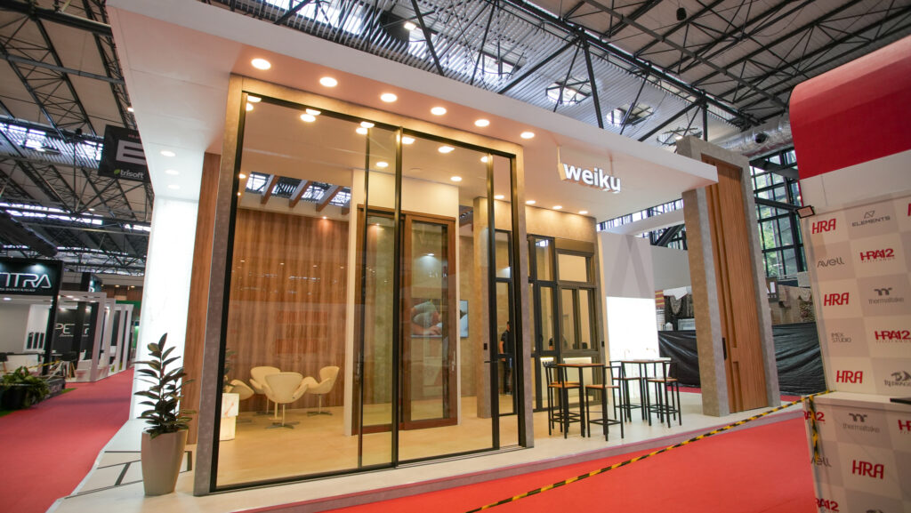 Weiku marca presença na Feira Construir Aí 2025 com stand moderno e portfólio completo de soluções