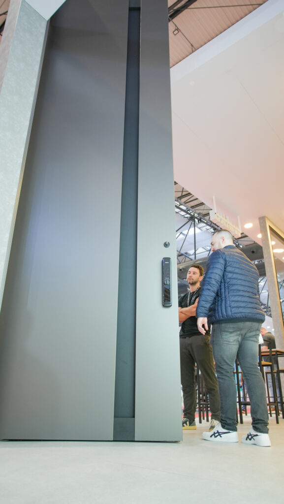 Weiku marca presença na Feira Construir Aí 2025 com stand moderno e portfólio completo de soluções