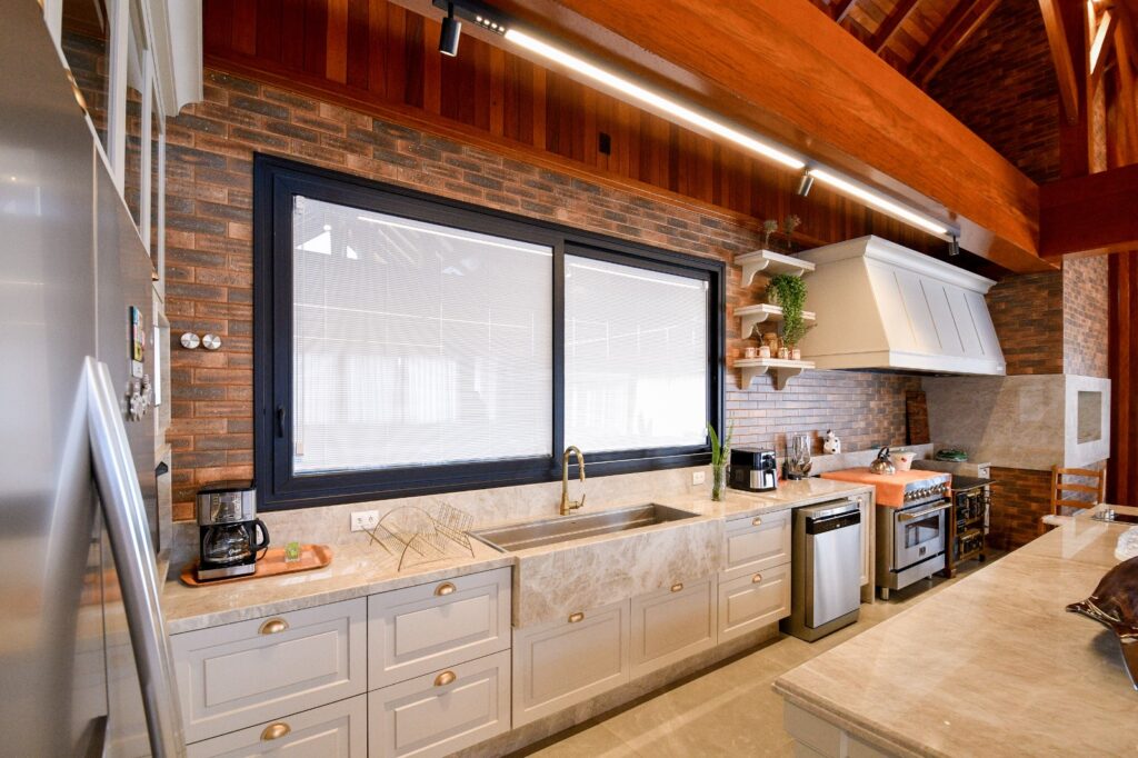 Elegância e conforto em meio à natureza, residência em Santa Catarina destaca a sofisticação das esquadrias Weiku