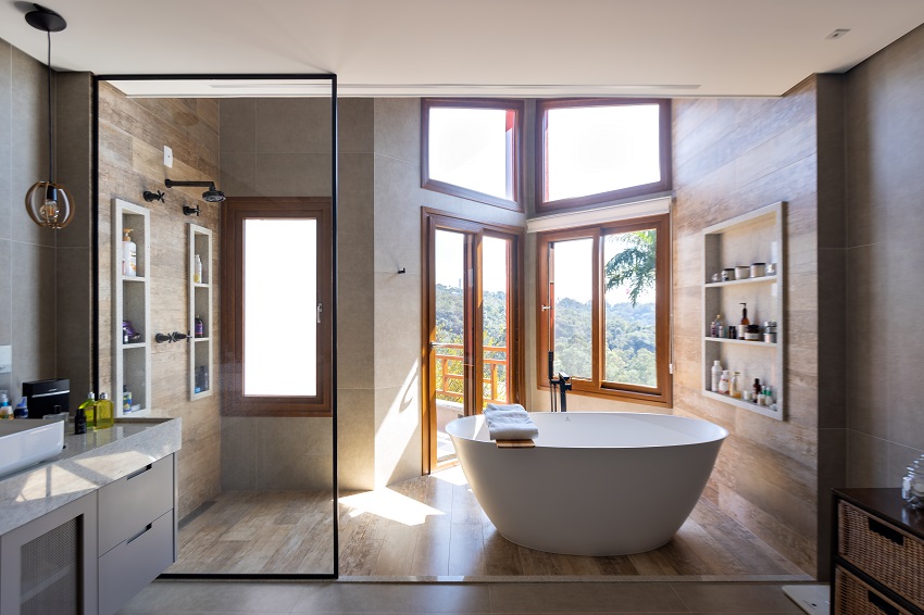 Uma residência acolhedora, cheia de luz e integração com a natureza