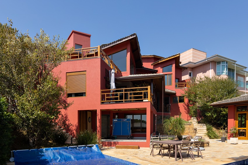 Uma residência acolhedora, cheia de luz e integração com a natureza