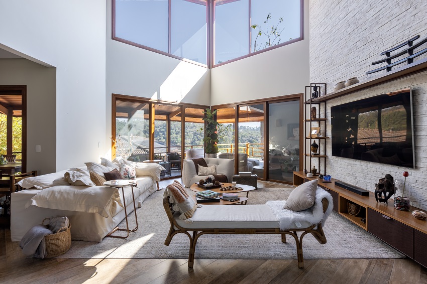 Uma residência acolhedora, cheia de luz e integração com a natureza