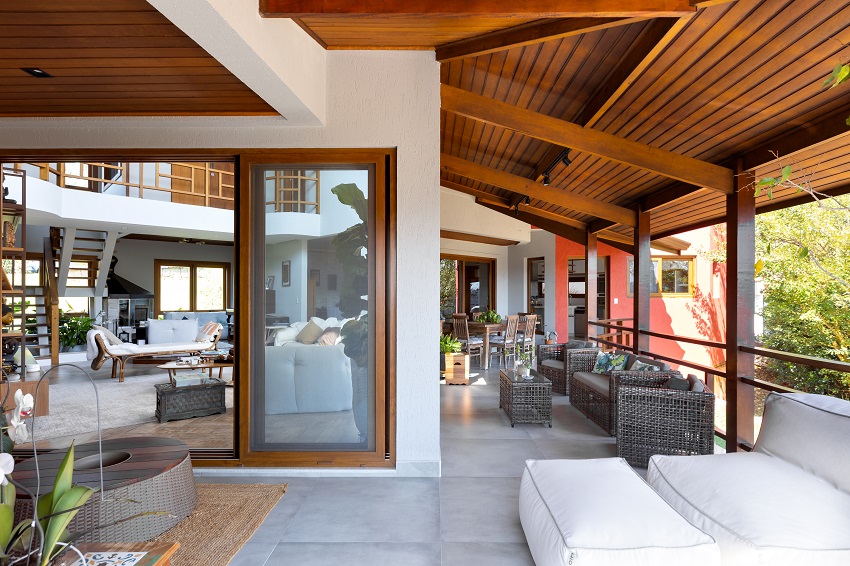 Uma residência acolhedora, cheia de luz e integração com a natureza