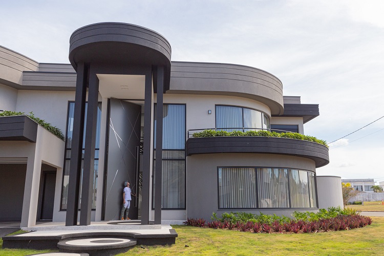 A imponência da Linha Projetta by Weiku que transforma entradas em onumentos