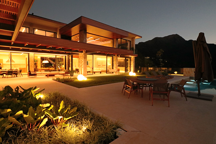 Integração que transforma espaços com portas de correr grandes vãos e conexão com o exterior