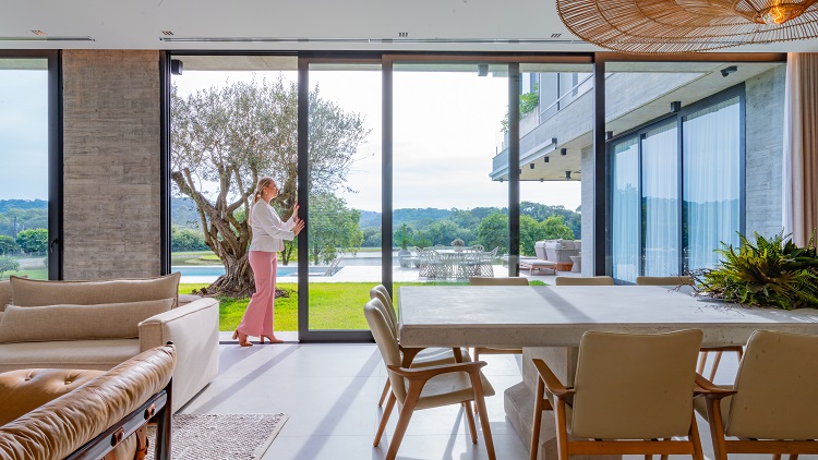 Integração que transforma espaços com portas de correr grandes vãos e conexão com o exterior