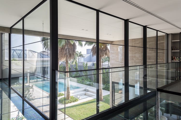 Verão brasileiro e conforto térmico como esquadrias e vidros reduzem o calor