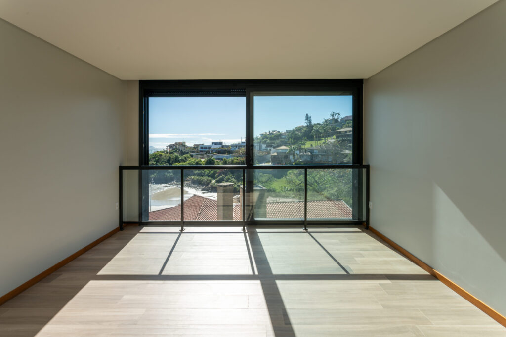 Suíte com esquadria de vidro de canto Weiku e vista para o mar
