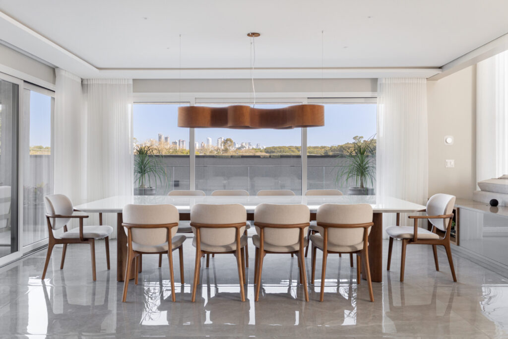 Sala de jantar com esquadria de vidro Weiku panorâmica e vista para o parque e a cidade