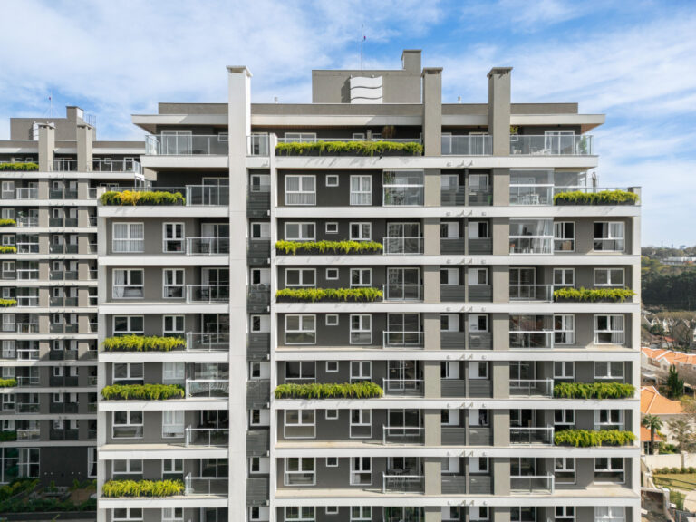 Fachada do Edifício Trebbiano com guarda-corpos de vidro e esquadrias de vidro Weiku nas varandas
