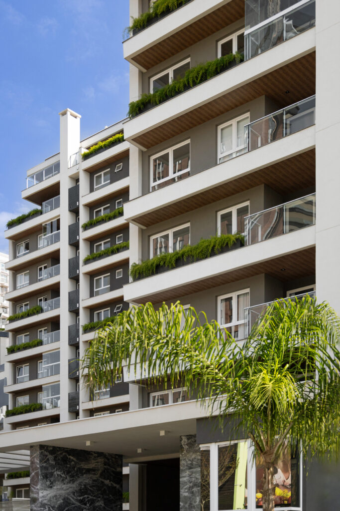 Sacadas do Edifício Trebbiano com jardineiras verdes em cascata e esquadrias de vidro Weiku