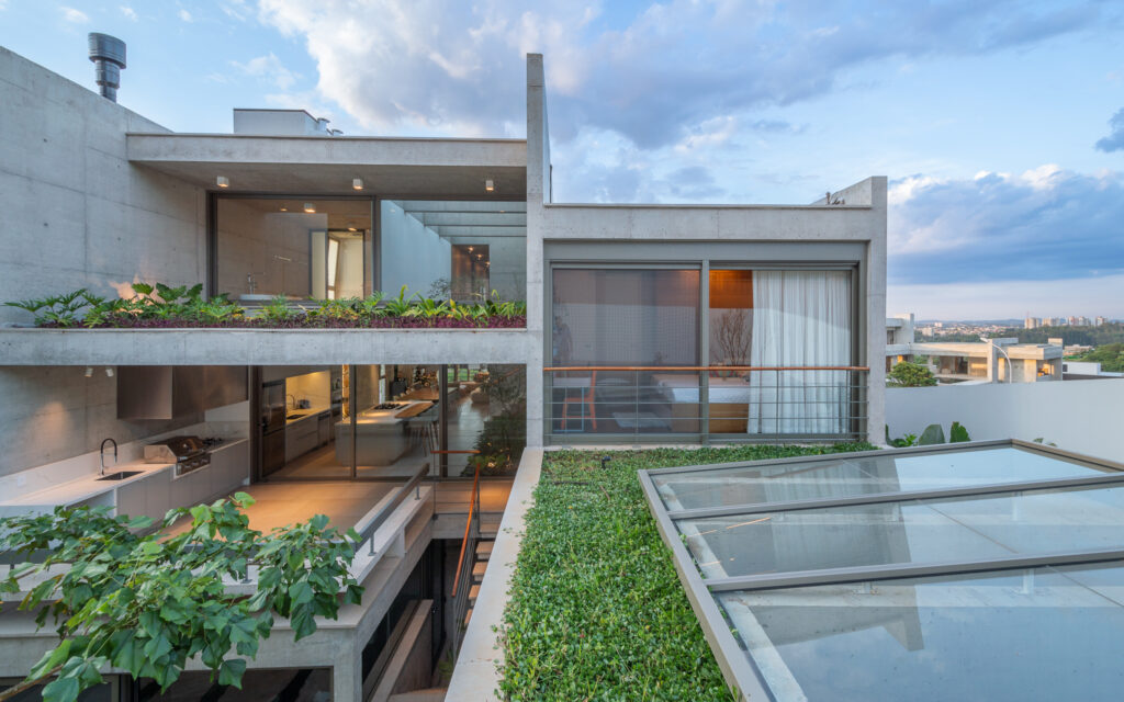 Terraço com teto-jardim e claraboia de vidro, diante de panos de vidro Weiku da cozinha e da suíte