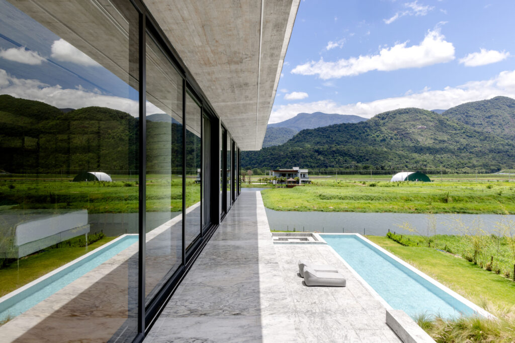 Varanda sob laje de concreto ao longo de pano de vidro Weiku, ao lado de piscina em raia com vista para o lago e as montanhas