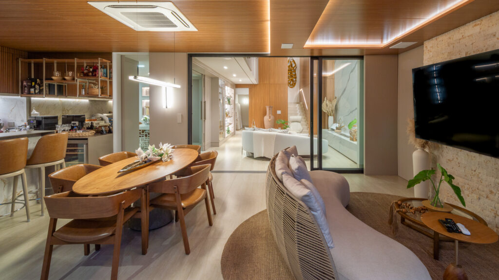 Espaço gourmet com mesa de madeira e porta de vidro Weiku de perfil preto abrindo para o living
