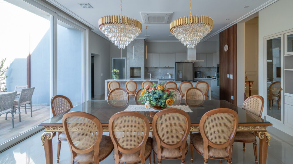Sala de jantar integrada à cozinha, com pano de vidro Weiku de perfil branco voltado para a varanda