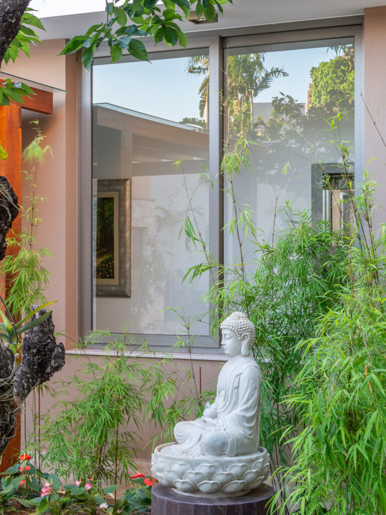 Janela de vidro Weiku de perfil champanhe voltada para jardim zen com bambus e escultura
