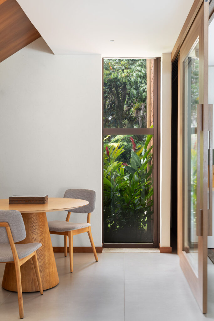 Canto de refeições com janela vertical de vidro Weiku de piso a teto voltada para o jardim tropical